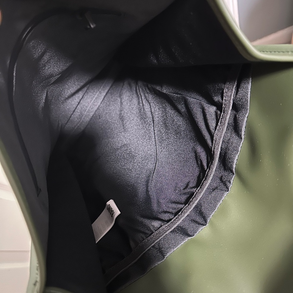 Rains Green Backpack clean and ever-contemporary Silhouette bag - Picture 10 of 11